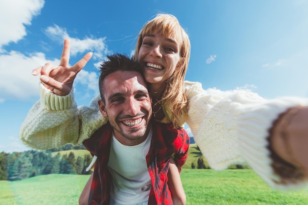 Photo portrait of happy friends smiling against sky