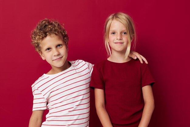 Photo portrait of happy friends standing against yellow background