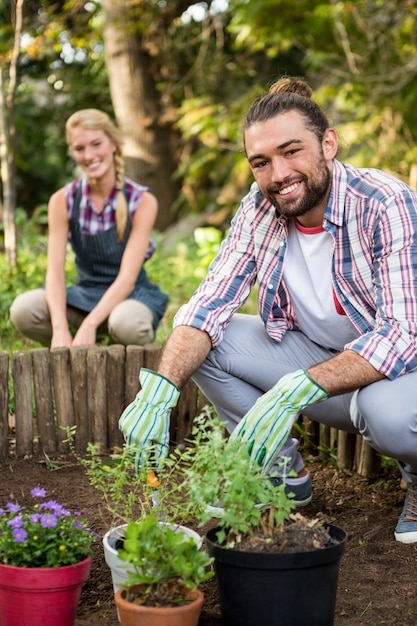 Портрет счастливых садовников, посадка в саду