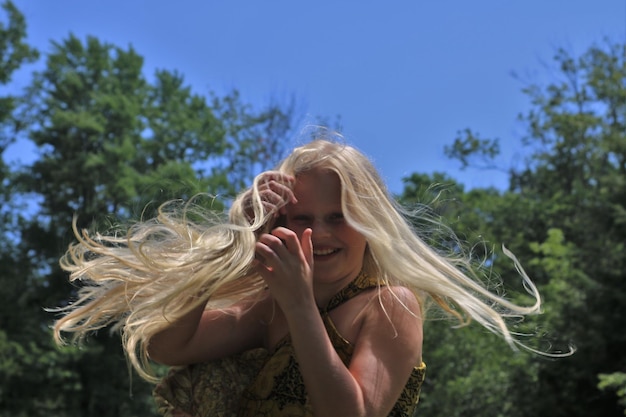 Photo portrait of happy girl against trees