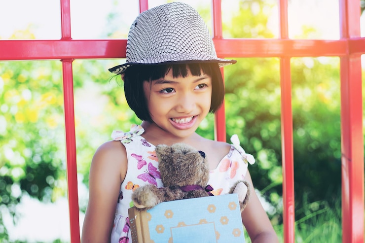 Photo 帽子を持った幸せな女の子の肖像画
