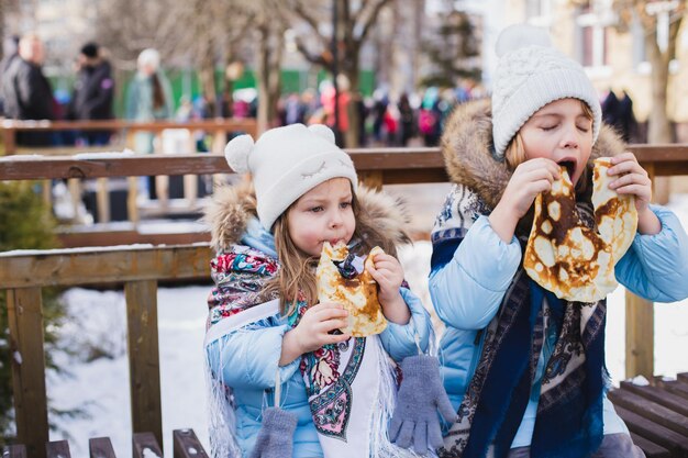 Foto ritratto di una ragazza felice con un gelato all'aperto