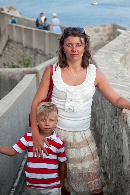 Foto ritratto di una ragazza felice in piedi all'aperto