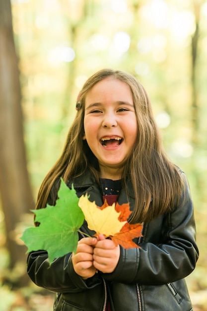 Photo portrait of happy girl standing outdoors