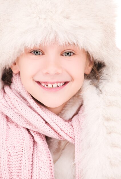 Foto ritratto di ragazza felice in cappello invernale