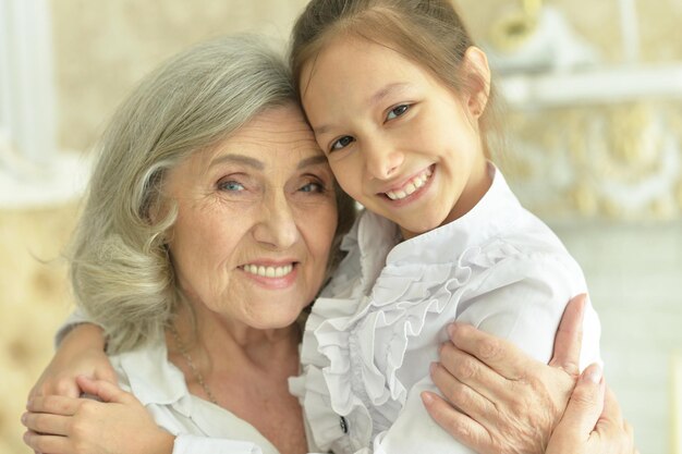 Foto ritratto di una nonna e una nipote felici