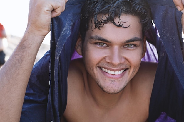 Foto ritratto di un uomo bello e felice sulla spiaggia