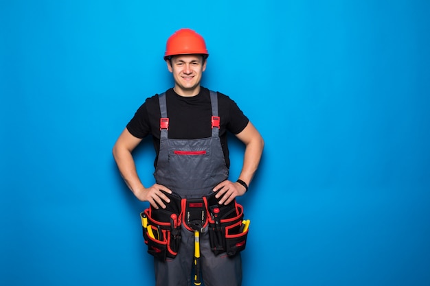 Photo portrait of happy handyman with tools belt