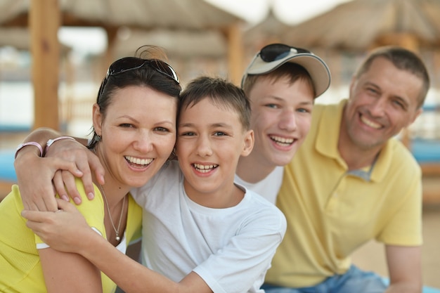 Photo portrait of a happy happy family relaxing at vacation resort