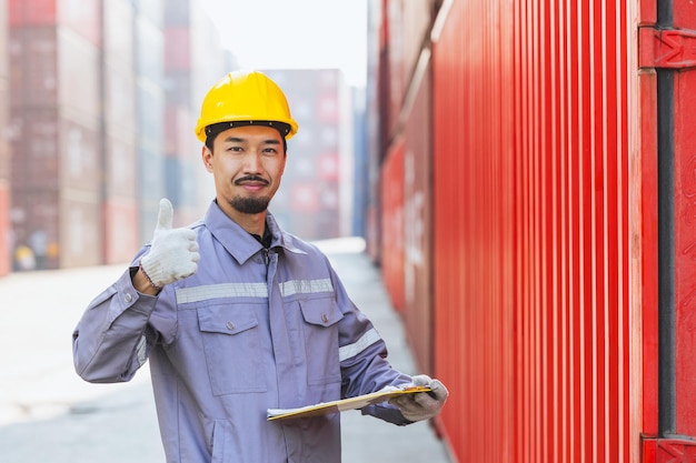 Photo portrait happy japanese male engineer worker working in container port cargo japan shipping logistics industry customs staff people