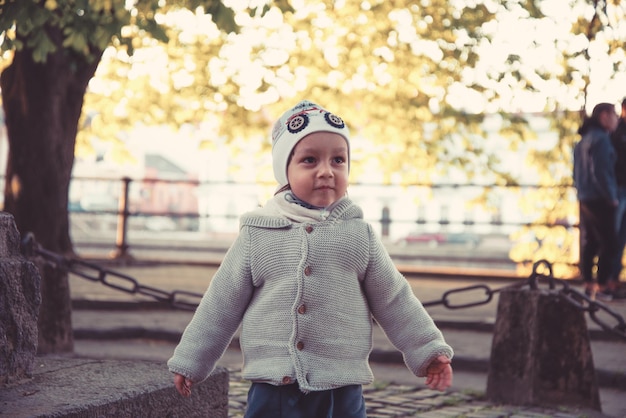Портрет счастливого маленького мальчика в парке