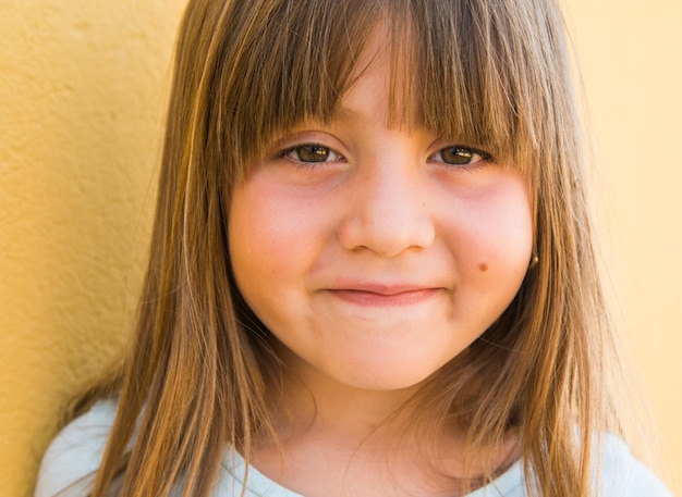 Photo portrait of happy little girl