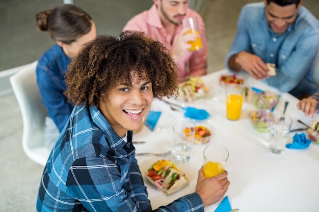 Photo portrait of happy male executive having breakfast