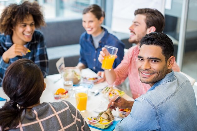 Photo portrait of happy male executive having breakfast