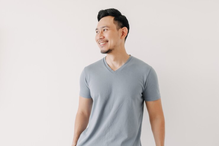 Photo 白い背景で隔離の青いtシャツの幸せな男の肖像画