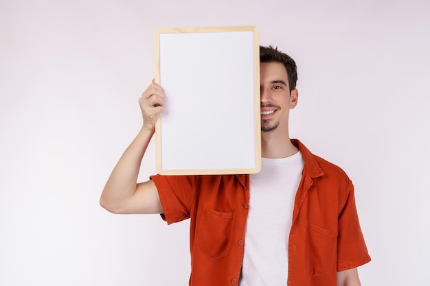 Портрет счастливого человека с пустой вывеской на изолированном белом фоне