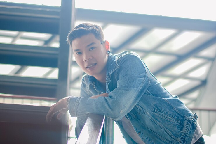 Photo 젠임 재을 입은 행복한 남자의 초상화 도시 거리에서 웃는 젊은 수염 hipster