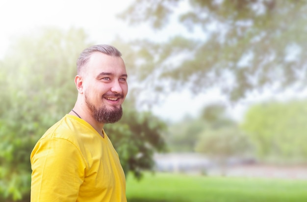 Портрет счастливого человека с бородой на природе под открытым небом