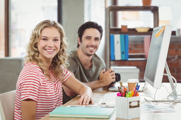 Photo portrait of happy man and woman in office