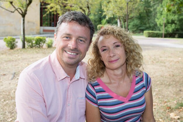 Photo portrait of a happy mature couple outdoors