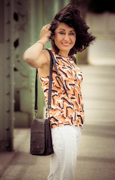 Photo portrait of happy mature woman standing outdoors