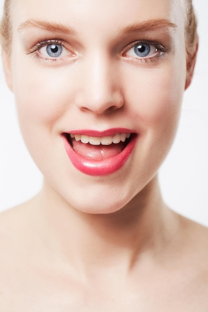 Foto ritratto di modello felice naturale o cura della pelle per il benessere con cosmetici luce estetica o sana sorriso dermatologia o donna sicura con viso orgoglioso o bellezza in studio su sfondo bianco