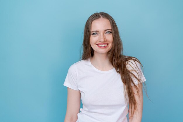 Bella ragazza moderna felice della donna del ritratto con il sorriso bianco con chiaro naturale