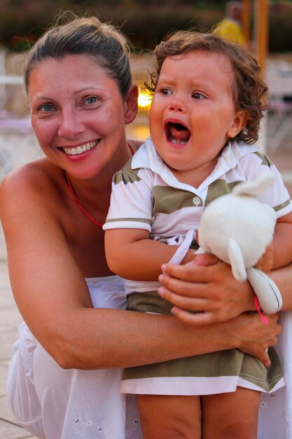 Foto ritratto di una madre felice che abbraccia sua figlia