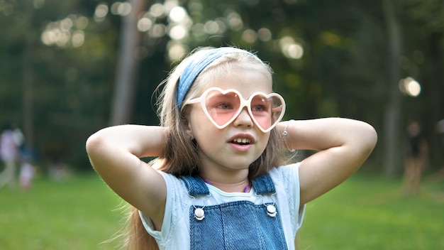 屋外で夏の幸せなかわいい子の女の子の肖像画。