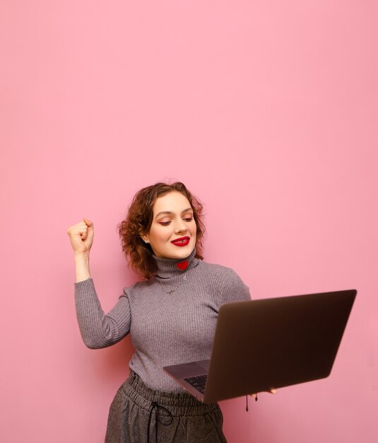 Photo portrait of happy pretty lady in gray sweater and curly hair