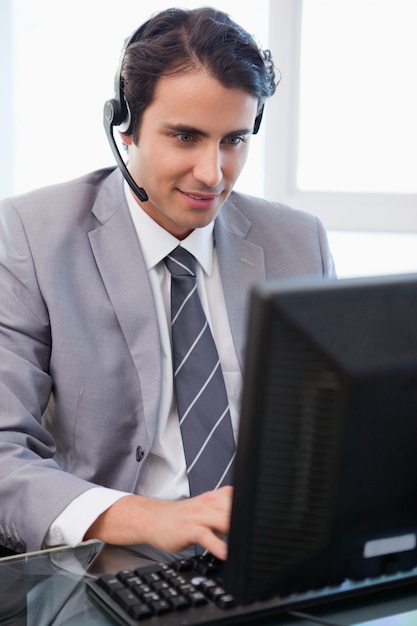 Foto ritratto di un assistente vendite felice che lavora con un monitor