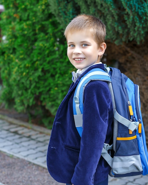 幸せな学校の子供の肖像画は初めて学校に行きます