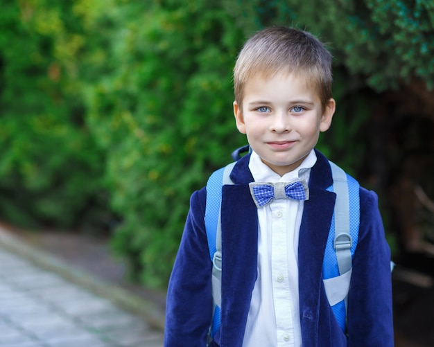 幸せな学校の子供の肖像画は初めて学校に行きます