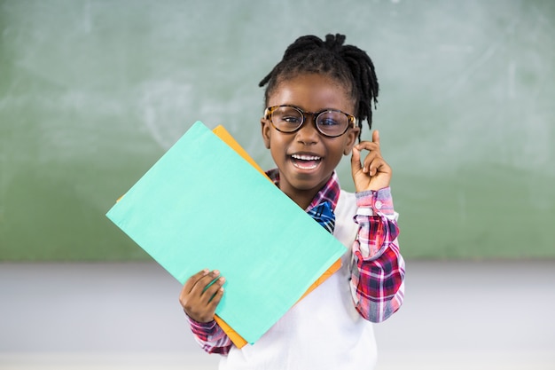Портрет счастливого файла удерживания школьницы в классе