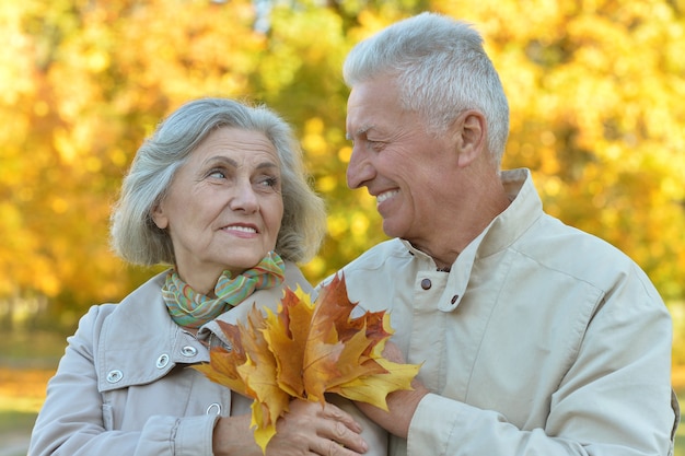Портрет счастливой старшей пары в осеннем парке