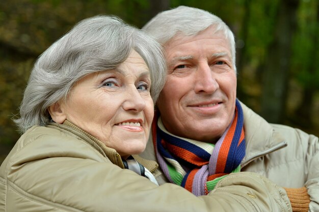 Photo portrait of a happy senior couple in autumn park