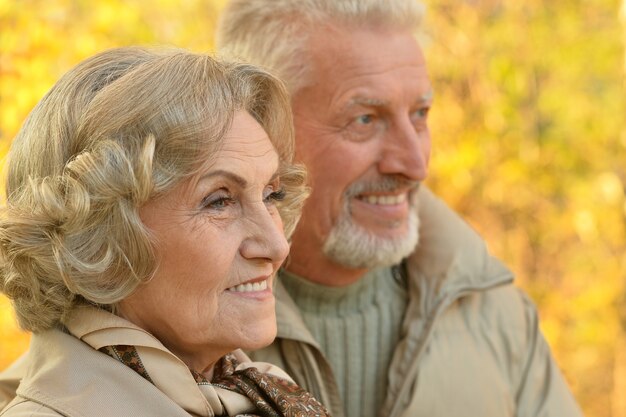 Photo portrait of a happy senior couple in autumn park