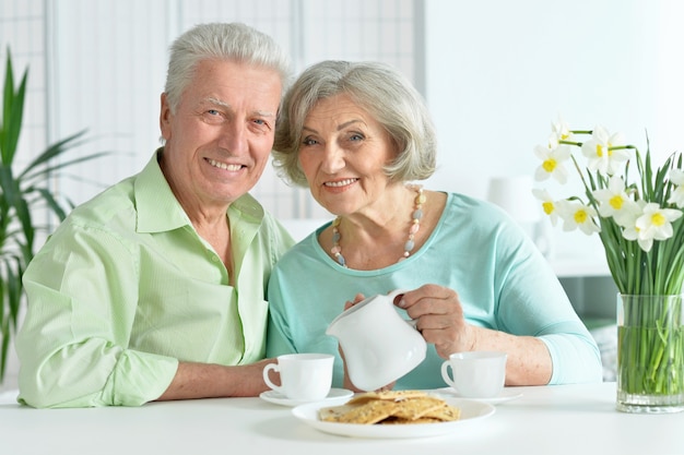 お茶を飲む幸せな年配のカップルの肖像画