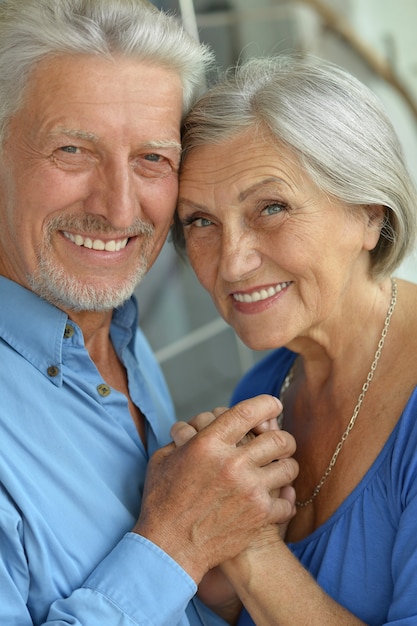 Photo portrait of a happy senior couple at home