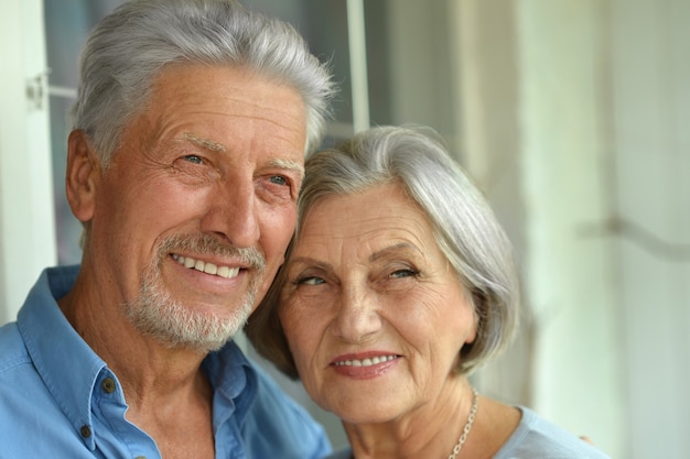 自宅で幸せな年配のカップルの肖像画