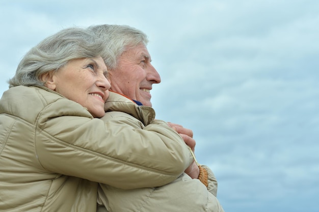 公園で抱き締める幸せな年配のカップルの肖像画