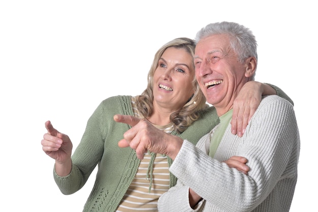 Портрет счастливой пожилой пары, позирующей на белом фоне