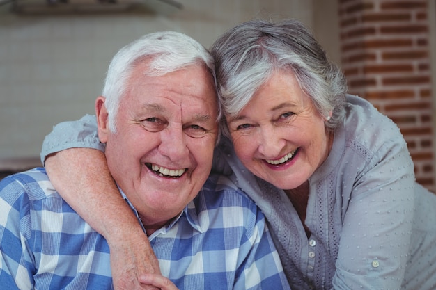 Photo portrait of happy senior couple