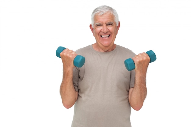 Ritratto di un uomo anziano felice esercizio con manubri