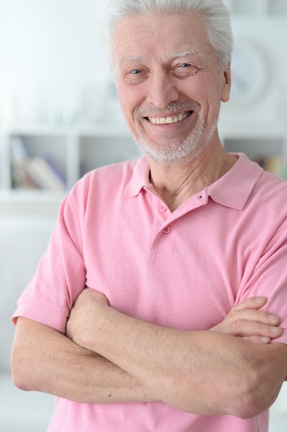 Photo portrait of happy senior man at home