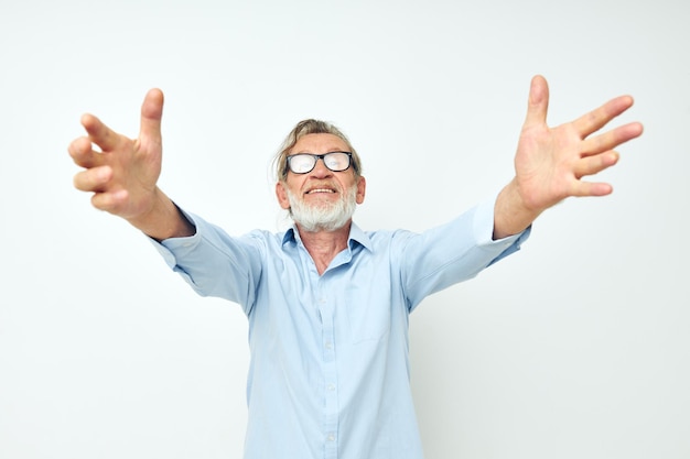 Портрет счастливого образа жизни пожилого человека, позирующего жестом руки на изолированном фоне