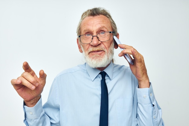 Портрет счастливого пожилого мужчины в рубашке с галстуком с обрезанным видом телефонной технологии