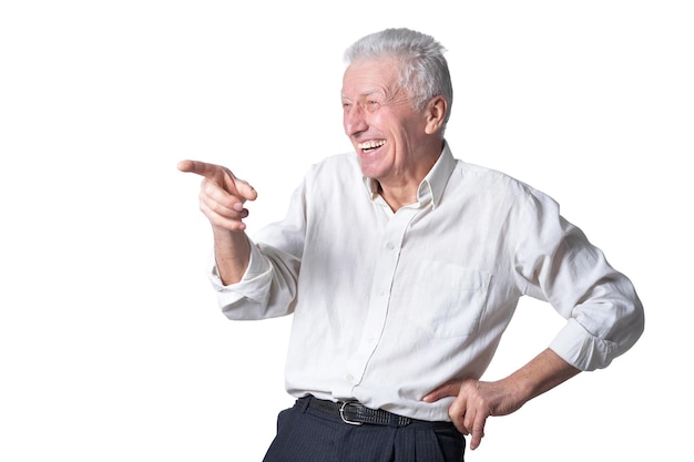 白い背景の幸せな年配の男性の肖像画