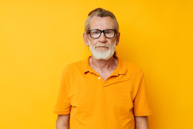 Портрет счастливого пожилого мужчины с седой бородой в очках, обрезанный вид