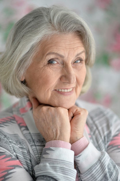 幸せな年配の女性の肖像画をクローズアップ